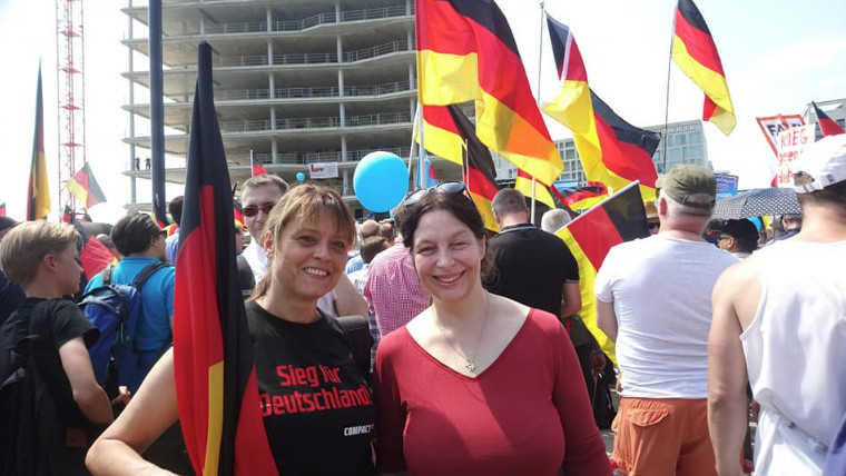 Birgit Malsack-Winkemann und Jeanette Auricht auf einer AfD-Demonstration im Mai 2018 in Berlin